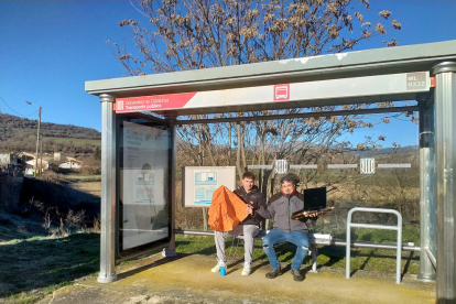 Dos participants de l'institut de Tremp al llançament d'un petit satèl·lit.