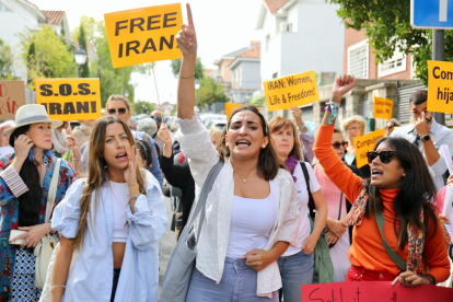 Dones van protestar ahir davant l’ambaixada de l’Iran a Madrid.