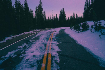 Una carretera nevada.