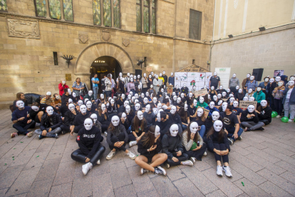 Unes 200 persones, entre elles escolars, van reivindicar a Lleida el dret a un habitatge digne.