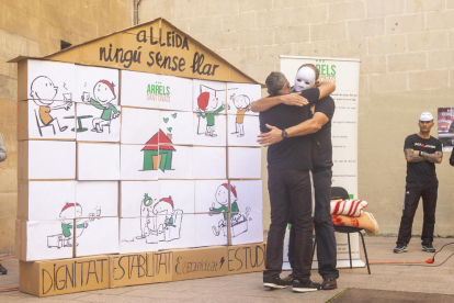 Unas 200 personas, entre ellos escolares, reivindicaron en Lleida el derecho a una vivienda digna. 