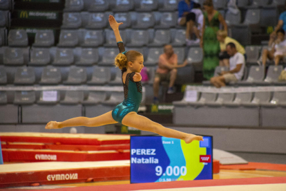 Una de les gimnastes participants ahir durant un salt a l'exercici de terra.