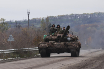 Un tanc ucraïnès circula a la ciutat de Bakhmut, a Donetsk.