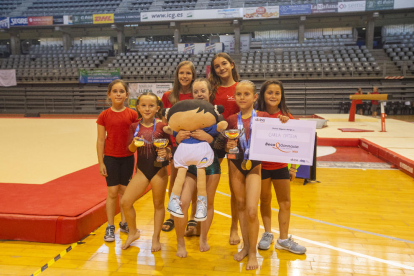 Àngela Mora, amb una nina, envoltada d’altres gimnastes.