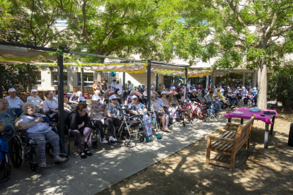 Un grup d’usuaris de la residència i del servei de Rehabilitació Comunitària a l’hort.