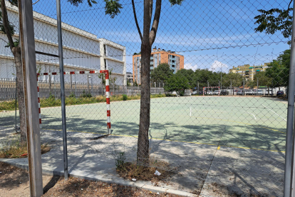 El boquete que hay desde hace semanas en la valla de la pista deportiva del campus de Cappont. 