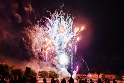 El castell de focs va posar el colofó a la celebració