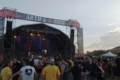Actuació ahir a mitja tarda de Kaótiko, una de les onze bandes de la primera jornada de l’Antifa Rock.