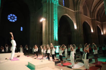 Practicantes de yoga en la anterior actividad de la ‘Nit de Lluna plena al claustre’, el pasado 14 de junio.