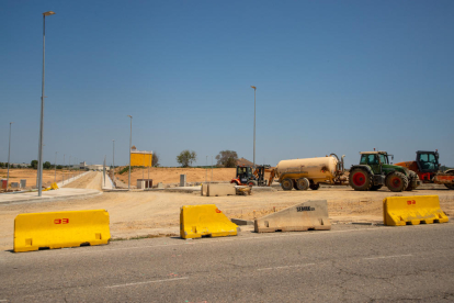 Vista de las obras de asfaltado de calles del polígono, con la casa modernista de Torre Solé al fondo. 