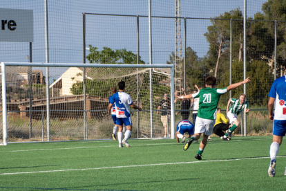 Los jugadores del Alguaire celebran el gol que valió el triunfo.