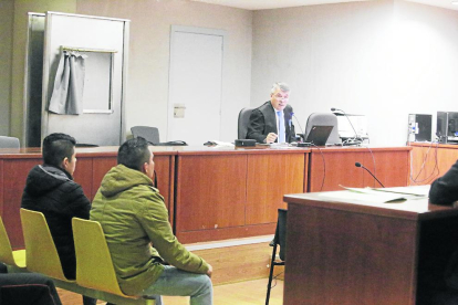 La Audiencia ha rebajado de 12 a 11 años la pena a dos condenados por una violación en Vielha.