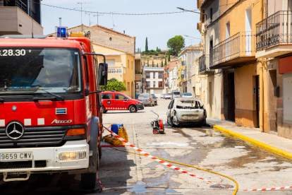 El carrer es va tallar al trànsit per poder treballar en l’extinció.