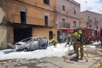 La calle estuvo cortada al tráfico para poder trabajar en la extinción.