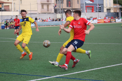 Alejandro, del Balaguer, intenta robar una pilota a un rival.