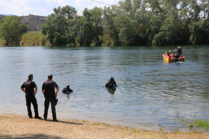 Mossos i Bombers, ahir inspeccionant la zona.