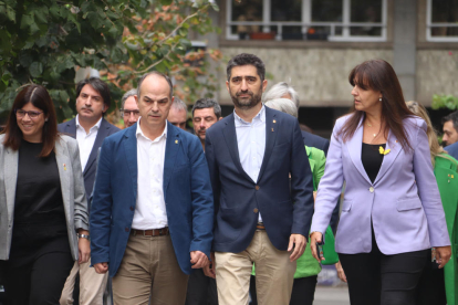 La presidenta de Junts, Laura Borràs, y el secretario general, Jordi Turull, y el vicepresidente destituido, Jordi Puigneró, llegan a la sede del partido