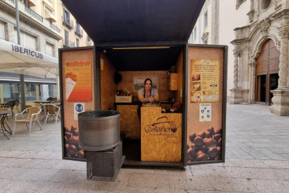 La presidenta del Gremi de Floristes de Lleida, Anna Balanyà, ultimant detalls d’alguns rams.