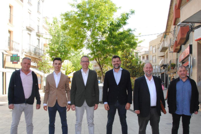 Joan Simeón, Joel Bastons, Marc Solsona, Engelbert Montalà, Raül Aguilar y Josep Miquel Varea, en el centro de la ciudad. 