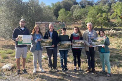 Presentació amb representants de diferents entitats.