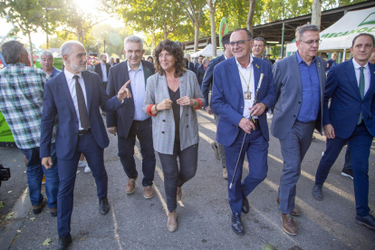 Las autoridades, encabezadas por la consellera Teresa Jordà, ayer recorriendo la Fira.