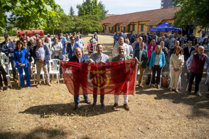 Tellado, Palau i Fernández, amb la bandera de Lleida abans d’iniciar l’acte central de campanya del PP.