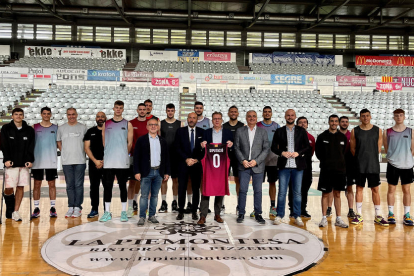 La plantilla de l’ICG Força Lleida i alguns directius, amb Albert Aliaga al capdavant, es van fer la foto de família amb Joan Talarn.