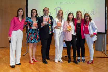 Conferenciantes de la I Jornada 'Con B de Salud' con las hamburguesas Amara.