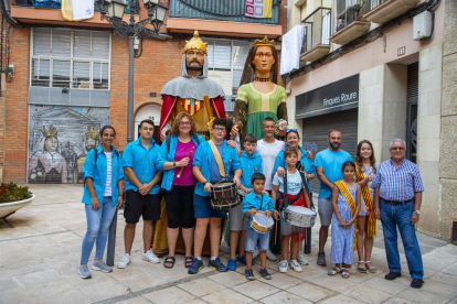 Els gegants surten al carrer per celebrar la festa major del barri de Jaume I