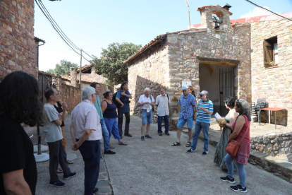 Els visitants van conèixer el passat històric de la vila de Peramea amb recorreguts i conferències.