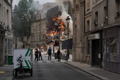 Una potent explosió de gas danya diversos edificis al centre de París