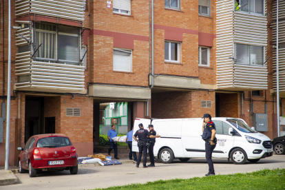 Operarios de la funeraria trasladaban ayer el cuerpo sin vida de la mujer tras un incendio en su casa en la calle Monteró de Balaguer. 