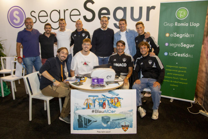 Jugadores y técnicos del Lleida ayer en el estand de la Fira de Sant Miquel.