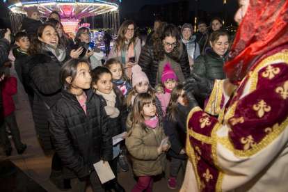 Els nens i nenes de Cappont a l’arribada, ahir, del Gran Camarlenc a la plaça Blas Infante.