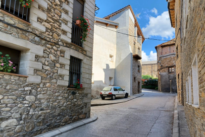 Vehicles circulen pel carrer Major a gran velocitat.