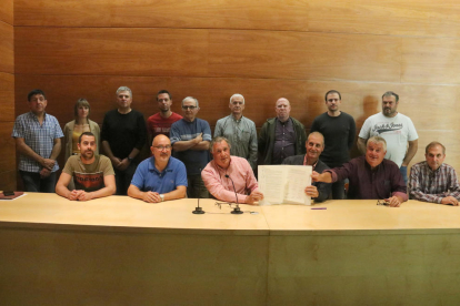 Alcaldes i presidents de cooperatives agràries i de comunitats de regants de les Garrigues Altes i la Ribera d'Ebre, mostren el manifest que han subscrit a la Granadella, contra de la 