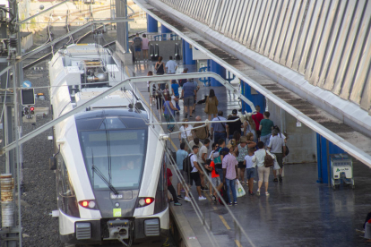 El tren panoràmic dels Llacs de Lleida a la Pobla de Segur s'estrena amb gairebé cent passatgers