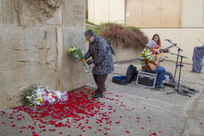 Un centenar de persones van participar ahir en l’homenatge a Màrius Torres als 80 anys de la seua mort.