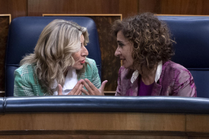 Las ministras de Trabajo y Hacienda, ayer en el Congreso.