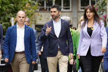 Jordi Turull, Jordi Puigneró i Laura Borràs, arribant ahir a l’executiva de Junts per tractar la crisi de govern.
