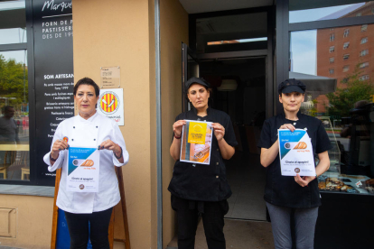 Una panadería de Tàrrega con la persiana medio bajada ayer al mediodía