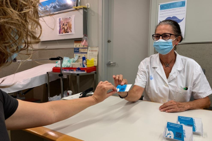 Una profesional del Servicio de Oncología Radioteràpica del Hospital Universitari Arnau de Vilanova de Lleida atiende a una paciente
