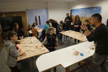 Una quincena de niños participaron ayer en el taller ‘Fem fòssils?’ en el Museu de Lleida.