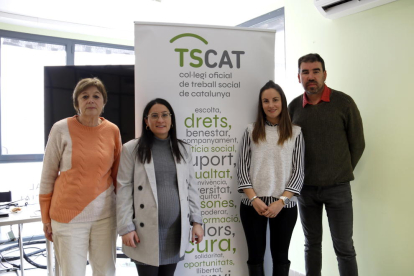La delegada territorial del Col·legi Oficial de Treballadors Socials de Catalunya (TSCAT) a Lleida, Irene Gardeñes (segona per l'esquerra), amb la Vicedegana del TSCAT, Mercè Civit (esquerra), a la seu del Col·legi a Lleida