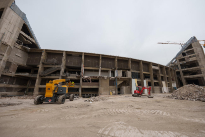 Avanzan las obras del Camp Nou  -  El club informó que en estas primeras semanas de junio se ha procedido al desmantelamiento de todo el interior del estadio y ya se han iniciado las demoliciones. En estos momentos hay 250 operarios que están imp ...