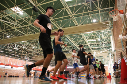 Un grupo de aspirantes a cursar estudios de Inefc ayer en el pabellón polideportivo del centro de La Caparrella durante las pruebas físicas.