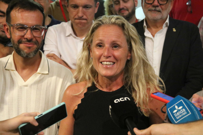 La diputada del PSC, Montse Mínguez, somriu durant l'atenció als mitjans de comunicació