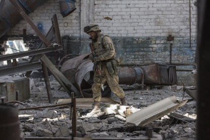 Un soldado camina entre las ruinas de la asediada localidad de Severodonetsk.