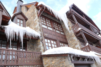 Hasta 15 grados bajo cero en el Pirineo. El frío ha dejado grandes carámbanos y paisajes gélidos como el de la imagen, en Bagergue. 