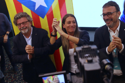 La candidata de Junts, Míriam Nogueras, celebra els resultats electorals al costat del cap de llista al Senat, Antoni Castellà,. i el portaveu del partit, Josep Rius.